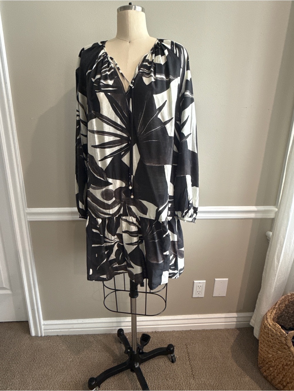H&M Black and White Floral Long-Sleeve Tunic Dress